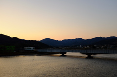 夕焼けに浮かぶ天竜浜名湖鉄道