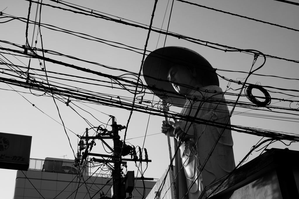 電線の中の弘法大師