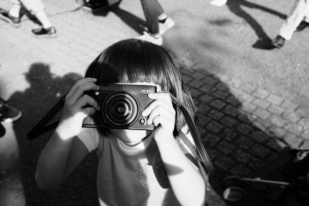 X-E1を構える少女
