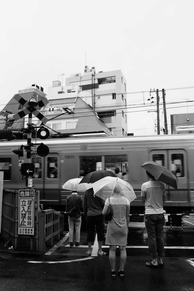 下北沢駅前の踏み切り