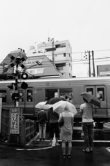 下北沢駅前の踏み切り