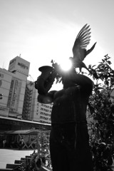 横須賀中央駅前のサックスを吹く銅像