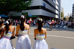 先輩たちの演技を見守る後輩たち