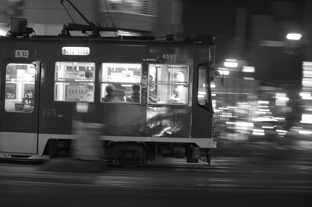夜の街を走る