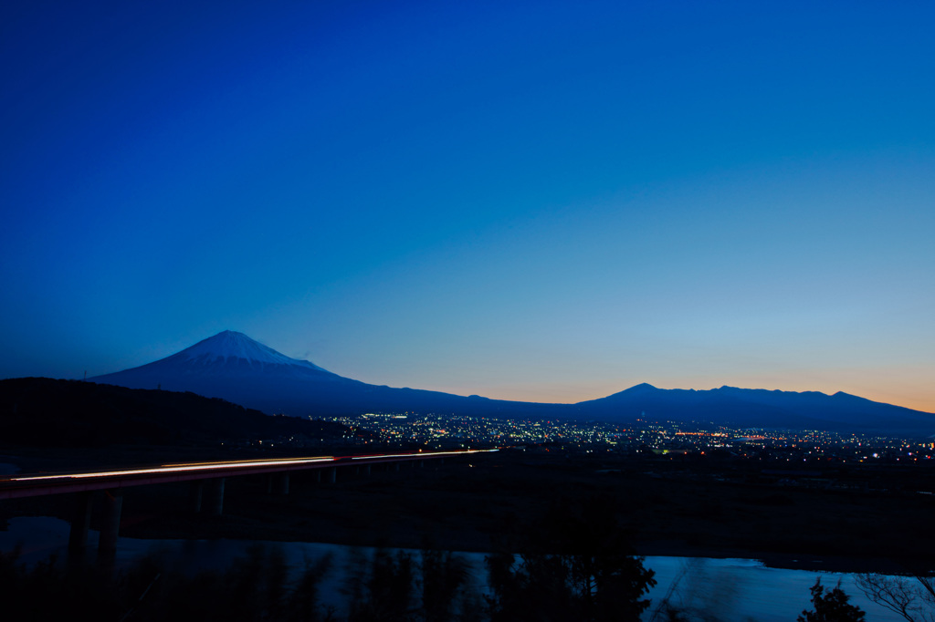 富士川ＳＡの夜明け