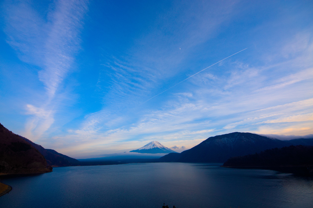本栖湖からの富士山（夕）