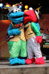①KISS