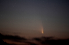 夕闇に沈むパンスターズ彗星