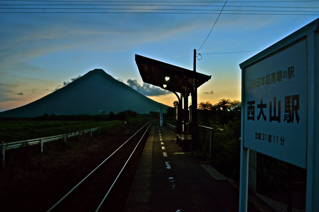 西大山駅の夕暮れ