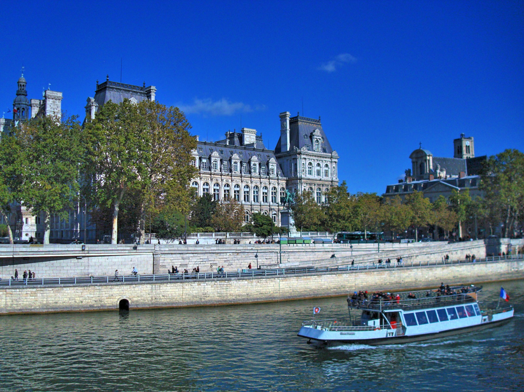 パリ市庁舎とバトービュスが重なると　アコーディオンが聞こえる♬