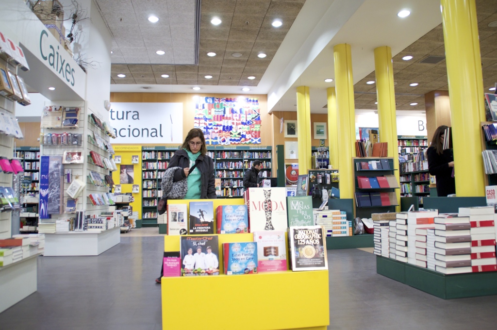 バルセロナの本屋さんのラテン系な色使いにトキメク
