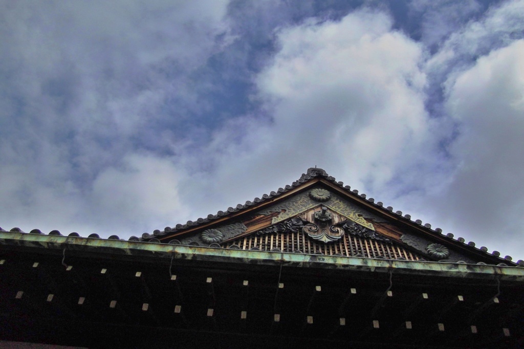 二条城ごしの空を