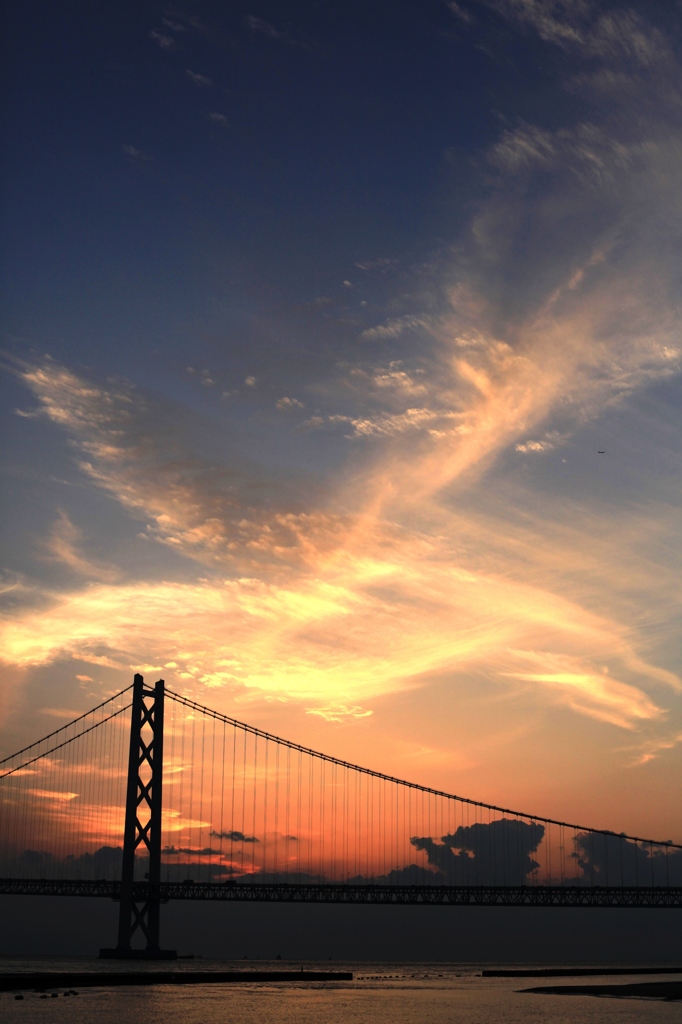 夕暮れの明石海峡大橋