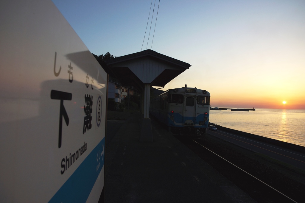 夕暮れと電…、汽車。