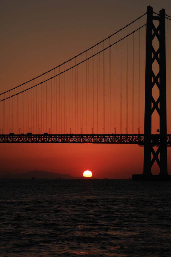 日没直前の明石海峡大橋
