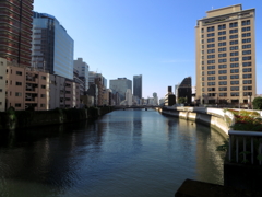 都会の川