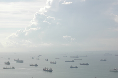 ハブ港に向かう船