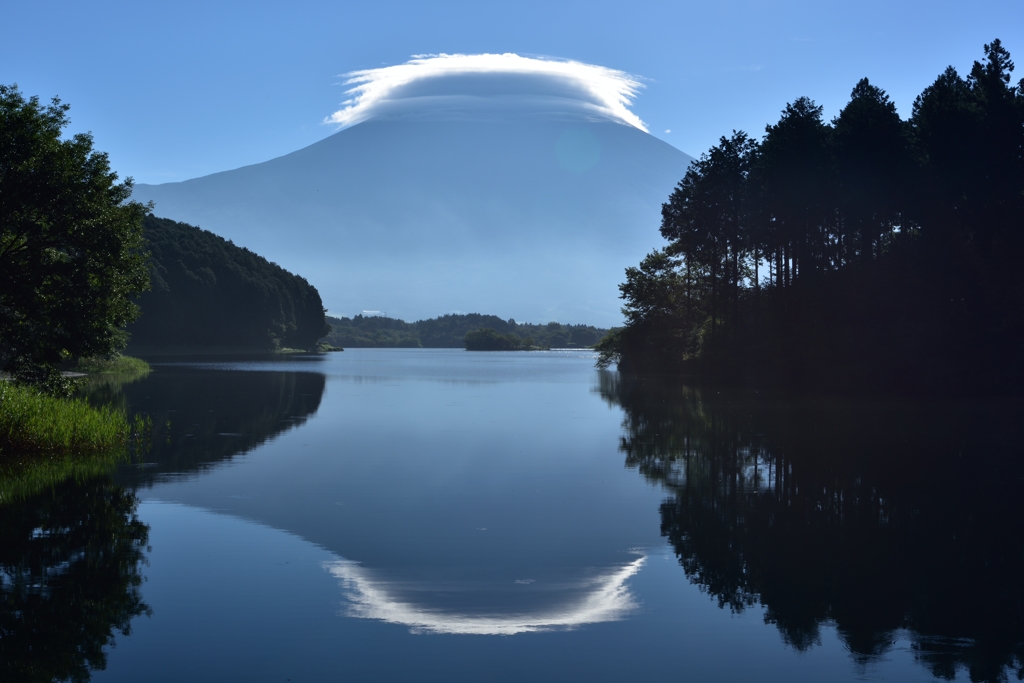 ダブル笠雲の富士