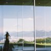 フィルム写真２　ホテル入り口の映りこみ富士山