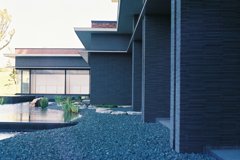 フィルム写真１　建物と庭