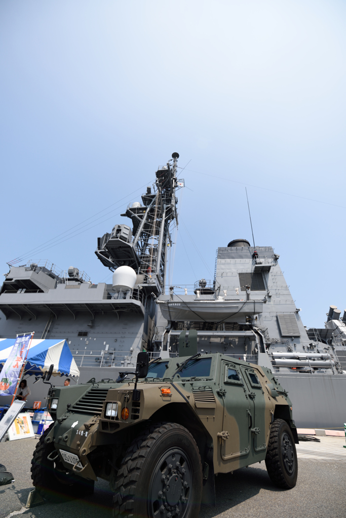 清水みなと祭り９（装甲車と護衛艦）