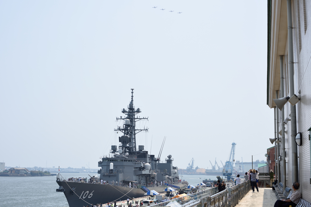 清水みなと祭り１（護衛艦とプロペラ機）