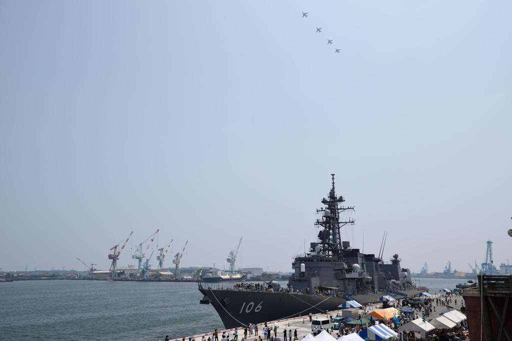清水みなと祭り３（護衛艦さざなみとジェット機Ｔ－４）
