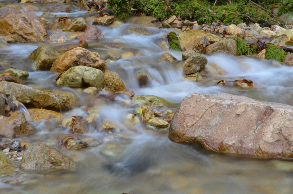 流るる水。
