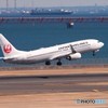 羽田空港第2ターミナルデッキにてJAL