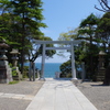鳥居から海を望む