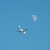 白い月と飛行機