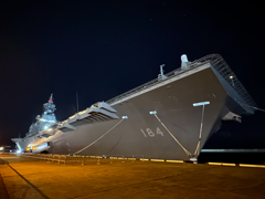 夜の護衛艦「かが」