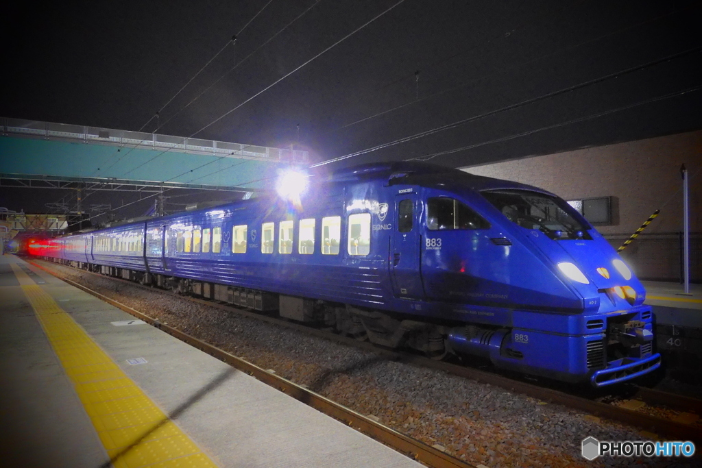 夜の駅にて　　883系青いソニック