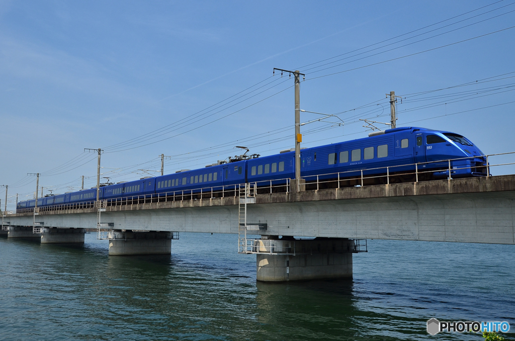 駅館川(やっかんがわ）を渡る青いソニック 