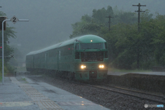 雷雨の中　豊後中村駅