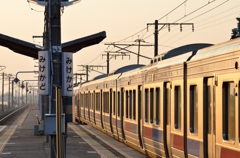 三毛門駅のホームで