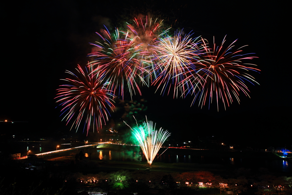 夜桜の空に咲く花火