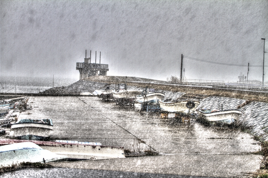 吹雪きに煙る漁港 (HDR)