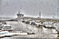 吹雪きに煙る漁港 (HDR)