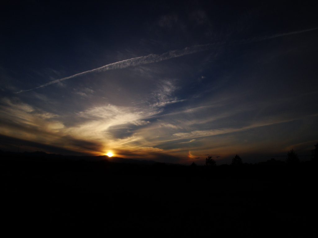 夕日と虹と飛行機雲
