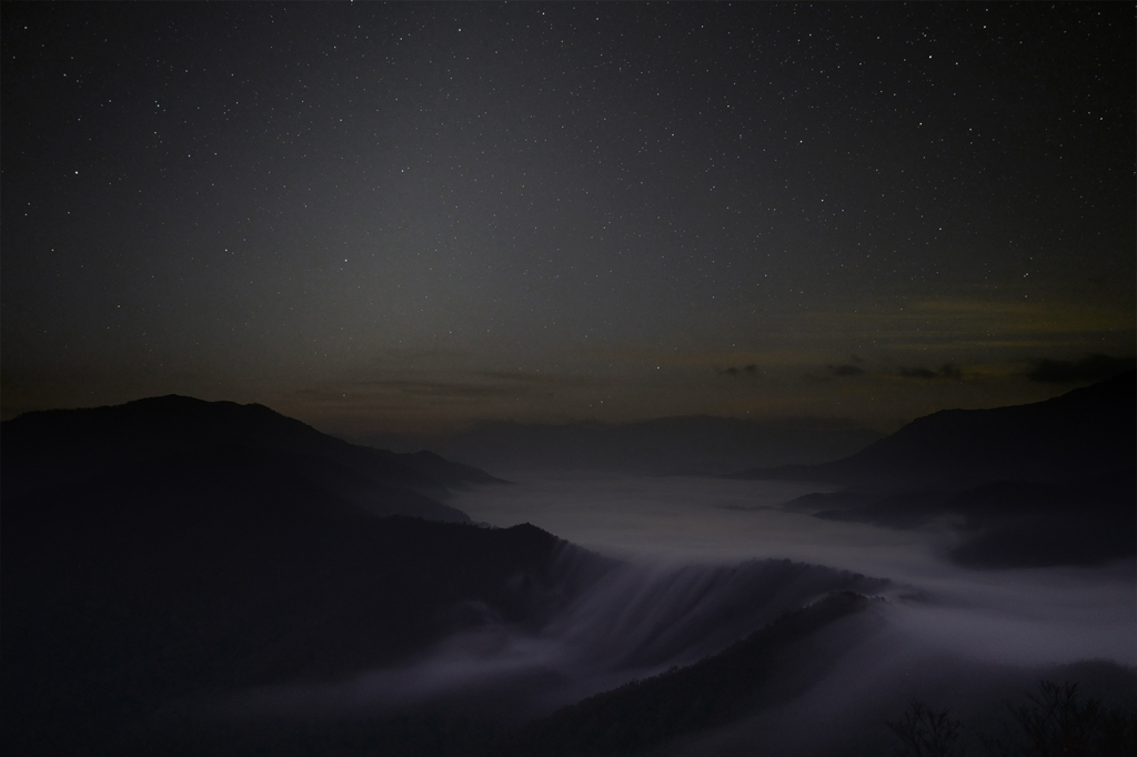 星空と滝雲