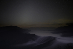 星空と滝雲