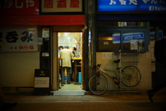 立ち飲む人と立ち去る人。