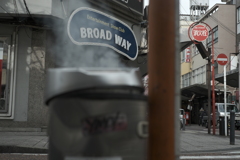 煙るBROAD WAY