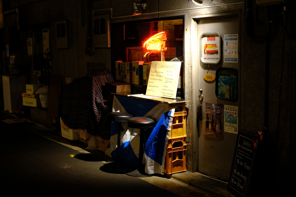 バーカウンター裏路地。