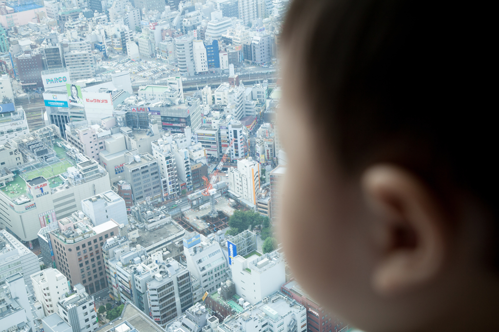 都市と１歳児