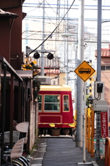 電車が通る路地