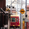 電車が通る路地