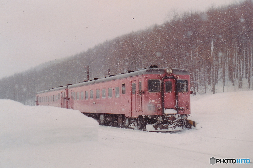 雪の降る駅