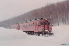 雪の降る駅